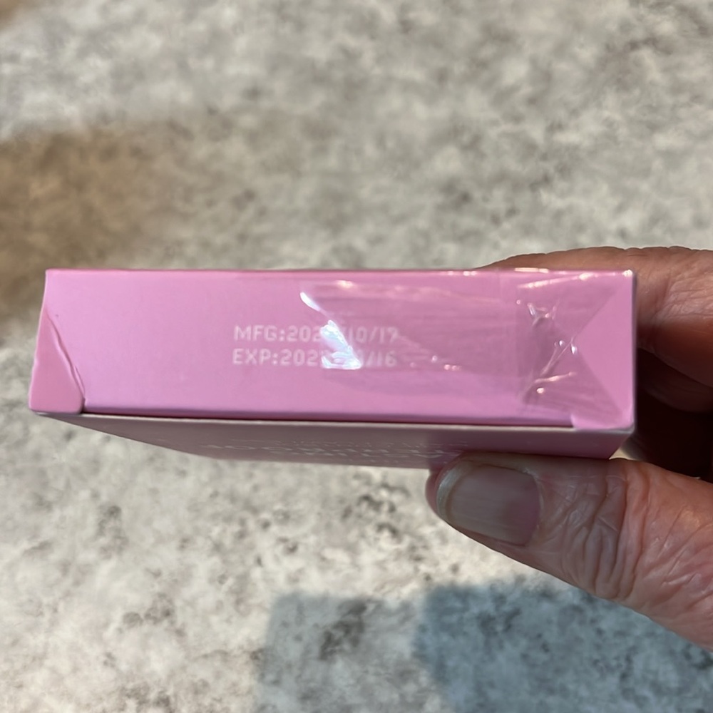Lasting Waterproof Makeup - light to medium skin - Picture 4 of 4